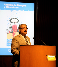 El investigador Alik Ismail-Zadeh, durante la conferencia en el Aula Mayor de El Colegio Nacional.