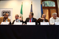 El embajador de Estados Unidos en México Anthony Wayne (centro) minutos antes de la ceremonia que dio inicio al simposio 'Nuevos Horizontes en la Ciencia'. Lo acompañan José Franco, Michael Clegg, Sergio Alcocer y Jeremy McNeil.