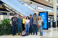 El equipo mexicano a su llegada al aeropuerto de Bakú, Azerbaiyán. Los estudiantes Saúl Pérez, Priscila Chacón, Jesús Barreras y Carlos Quezada, acompañados por Juan Carlos Hernández y Octavio Reyes, miembros del comité organizador de la Olimpiada Nacional de Química, y la guía azerbaiyana Valeriya Azizova.