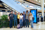 El equipo mexicano a su llegada al aeropuerto de Bakú, Azerbaiyán. Los estudiantes Saúl Pérez, Priscila Chacón, Jesús Barreras y Carlos Quezada, acompañados por Juan Carlos Hernández y Octavio Reyes, miembros del comité organizador de la Olimpiada Nacional de Química, y la guía azerbaiyana Valeriya Azizova.