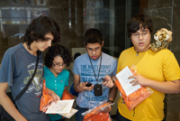 Los cuatro  jóvenes estudiantes mexicanos tras su registro en la 47 Olimpiada Internacional de Química