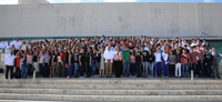 Un total de 172 estudiantes de nivel medio superior de 29 estados participan en la XXVI Olimpiada Nacional de Biología. Gerardo Montero Pérez, rector de la Universidad Autónoma de Campeche, y María Cristina Revilla Monsalve, coordinadora nacional de la ONB (ambos al centro) con alumnos en las escalinatas del Centro de Convenciones Campeche XXI, sede de la inauguración y del examen teórico.