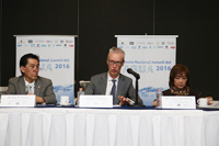 Jaime Urrutia Fucugauchi, presidente de la Academia Mexicana de Ciencias; Jörgen Persson, embajador de Suecia en México; y María Luisa Torregrosa, coordinadora del Premio Nacional Juvenil del Agua, durante la presentación de la convocatoria del certamen correspondiente al 2016.