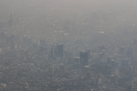 Imagen, Ciudad de México bajo una fuerte contaminación. La contaminación atmosférica es causante de 1 de 10 muertes en el mundo; en México 30 millones de mexicanos respiran mala calidad del aire. Se proyecta que para 2018, la mala calidad del aire ocasionará 37 mil 488 muertes prematuras, 103 mil hospitalizaciones, seis millones de consultas médicas y pérdidas económicas por 20 mil millones de pesos, de acuerdo con el INECC.