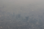 Imagen, Ciudad de México bajo una fuerte contaminación. La contaminación atmosférica es causante de 1 de 10 muertes en el mundo; en México 30 millones de mexicanos respiran mala calidad del aire. Se proyecta que para 2018, la mala calidad del aire ocasionará 37 mil 488 muertes prematuras, 103 mil hospitalizaciones, seis millones de consultas médicas y pérdidas económicas por 20 mil millones de pesos, de acuerdo con el INECC.