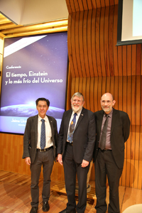 Los doctores Jaime Urrutia, William D. Phillips y Luis A. Orozco, en el Aula Mayor de El Colegio Nacional.