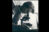 La química Rosalind Elsie Franklin, nacida el 25 de julio de 1920, cuyos estudios sobre difracción de rayos X dieron las claves para la estructura del DNA y confirmaron de manera cuantitativa el modelo de DNA de Watson y Crick.