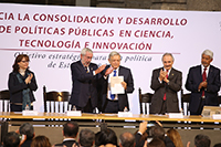 El rector de la UNAM, Enrique Graue, entregó al presidente electo, Andrés Manuel López Obrador, el documento Hacia la consolidación y desarrollo de Políticas Públicas en Ciencia, Tecnología e Innovación, en un acto celebrado en el Palacio de Minería.