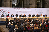 El presidente electo, Andrés Manuel López Obrador (centro), presidió el acto en el que se le hizo entrega del documento Hacia la consolidación y desarrollo de Políticas Públicas en Ciencia, Tecnología e Innovación. En el presídium lo acompañaron (de izq. a der): William Lee, Teresita Corona, Carlos Slim, Elena Álvarez-Buylla, Enrique Graue, Xavier Soberón, José Luis Morán, Francisco Cervantes, Sara Ladrón de Guevara y Silvia Giorguli.