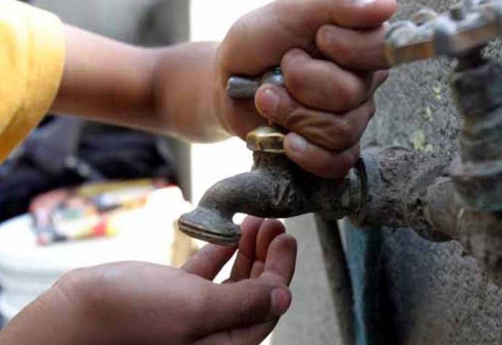 Ante los cortes de agua que se avecinan, es propicio reflexionar sobre el esfuerzo y costo que se realiza para contar con agua potable todos los días y exigir a las autoridades que implementen de manera progresiva un sistema más sustentable que el que se tiene hoy en día, consideró Manuel Perló Cohen, del Instituto de Investigaciones Sociales e integrante de la Academia Mexicana de Ciencias (AMC).