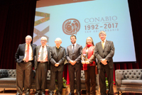 Presidieron la ceremonia del XXV aniversario de la Conabio en el auditorio Jaime Torres Bodet del Museo Nacional de Antropología: Jorge Soberón y Carlos Galindo,ex secretario ejecutivo y director general de Comunicación de la Ciencia del organismo, respectivamente; el coordinador nacional José Sarukhán; Rafael Pacchiano, secretario de Medio Ambiente y Recursos Naturales; Julia Carabias, exsecretaria de Medio Ambiente, y William Lee, coordinador de la Investigación Científica de la UNAM.