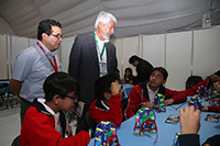 El doctor José Luis Morán visitó el taller de Programación y Robótica Pedagógica de la AMC en la XXV Semana Nacional de Ciencia y Tecnología.