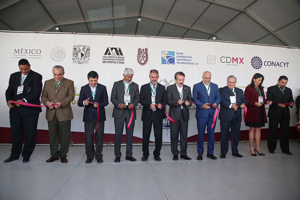 El director general del Conacyt, Enrique Cabrero, y el director del IPN, Mario Alberto Rodríguez Casas, inauguraron este viernes la XXV Semana Nacional de Ciencia y Tecnología en la Unidad Zacatenco del IPN, los acompañan titulares y representantes de asociaciones civiles y organismos públicos.