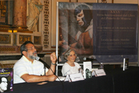 El presidente de la Academia Mexicana de Ciencias y la escritora, durante la presentación del libro Universo o Nada: Biografía del estrellero Guillermo Haro.