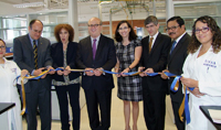 Con el simbólico corte de listón se inauguraron las instalaciones del nuevo Laboratorio de Análisis de Moléculas y Medicamentos Biotecnológicos (LAMMB). En la imagen: Octavio T. Ramírez Reivich, director del IBt; Julia Tagüeña, directora adjunta de Desarrollo Científico del Conacyt; Graco Ramírez, gobernador de Morelos; Brenda Valderrama, investigadora; William Lee, coordinador de la Investigación Científica de la UNAM; y Juan Carlos Gallaga, comisionado de Autorización Sanitaria de la Cofepris.