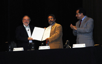 El doctor García Ruiz (izquierda), recibe de manos del presidente de la Academia Mexicana de Ciencias, José Franco, el diploma que lo acredita como Miembro Correspondiente de la AMC. Los acompaña Abel Moreno Cárcamo, investigador del Instituto de Química de la UNAM.