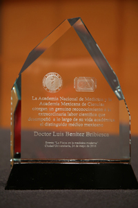 Placa que entregó la ANM y la AMC a la familia Benítez en reconocimiento a la extraordinaria labor científica que desempeñó a lo largo de su vida académica el distinguido médico mexicano Luis Benítez Bibriesca.