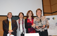 El doctor Armando Mansilla y las doctoras María Ester Brandan, Rosaura Ruiz con la hermana del investigador Luis Benítez Bribiesca, Blanca Alicia, fueron parte de la mesa de honor que inauguró el simposio “La física en la medicina moderna”.