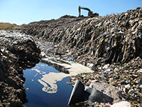 El confinamiento masivo de desechos sólidos en tiraderos municipales genera la contaminación del agua, el aire y el suelo, y es una fuente de emisiones de gases de efecto invernadero hacia la atmósfera.  