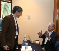 El doctor William Lee, director del Instituto de Astronomía de la UNAM y miembro de la Academia Mexicana de Ciencias (izquierda), durante la discusión del nuevo proyecto.