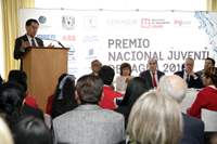 Doctor Jaime Urrutia Fucugauchi, presidente de la AMC, durante la premiación del PNJA 2016.