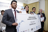 Los estudiantes Gabriel Alejandro Trujillo, Eunice Masegosa Gaona y Carlos Castellanos Domínguez, ganadores del primer lugar y quienes participarán en el concurso internacional “Stockholm Junior Water Prize”, que se realizará del 28 de agosto al 2 de septiembre, en Estocolmo, Suecia.