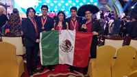 Los estudiantes mexicanos Erasmo Hinojosa, Mauricio Rosas, Grecia Castelazo, Oliver García y Óscar Guardado, cada uno ganador de medalla de bronce en la 48ª Olimpiada Internacional de Física, realizada en Yogyakarta, Indonesia.