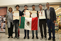 El equipo mexicano acompañado por la doctora María Cristina Revilla Monsalve, directora de la Olimpiada Nacional de Biología; y el maestro Miguel Àngel Palomino, líder y co-líder de la delegación, respectivamente.