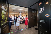 La presidenta de la Unión Astronómica Internacional (IAU, siglas en inglés), la mexicana Silvia Torres-Peimbert, y la presidenta electa de la IAU, la holandesa Ewine van Dishoeck, durante la inauguración de la exposición Above and Beyond, en el marco de la XXX Asamblea General de la IAU en Viena, Austria. La exposición forma parte de la celebración del primer centenario de la organización.