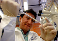 El investigador del Instituto de Fisiología Celular fue galardonado con el Premio de Investigación 2009 en el Área de Ciencias Naturales que otorga la AMC.