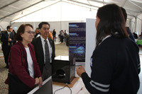 La doctora Susana Lizano y el doctor Jaime Urrutia durante el recorrido por la exposición del XXVI Concurso Nacional de Aparatos y Experimentos de Física, que organiza la Sociedad Mexicana de Física.