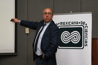 El doctor Eduardo Santillan Zeron impartió la conferencia 'De intervalos de confianza en biología a ruido blanco en física y matemáticas', en el auditorio 'José Adem' del Cinvestav.
