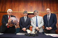 En conferencia de prensa para anunciar nuevos hallazgos en Marte participaron por parte de la UNAM: Rafael Navarro, investigador del Instituto de Ciencias Nucleares (ICN); William Lee, coordinador de la Investigación Científica, Miguel Alcubierre, director del ICN; y Patrice Coll, del Laboratorio de Sistemas Atmosféricos del Centro Nacional para la Investigación Científica de Francia, y la Universidad de París.