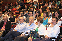 Cobijado por investigadores, académicos, exalumnos, amigos e invitados especiales, el doctor Ricardo Tapia  Ibargüengoytia escucha una de las participaciones en el segundo y último día de actividades del simposio  