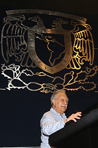 El investigador emérito Ricardo Tapia Ibargüengoytia, primer doctor en bioquímica egresado de la Facultad de Química de la UNAM hace 50 años, fue homenajeado en el marco del simposio de dos días 