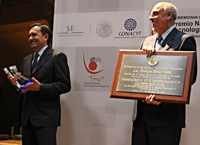 Ildefonso Guajardo, secretario de Economía, y Enrique Cabrero, director general del Conacyt, durante la entrega de los reconocimientos a la creatividad en tecnología e Innovación.