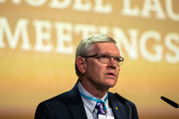 William E. Woerner, Premio Nobel de Química en 2014, leyó el discurso del laureado Steven Chu, Prmbio Nobel de Física en 1997, en la ceremonia de apertura.