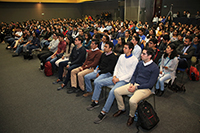 Estudiantes universitarios que participan en el Verano de la Investigación Científica reunidos en el  auditorio Galileo Galilei de la AMC.