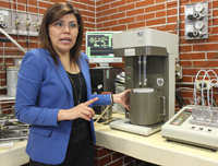 La doctora Isis Romero Ibarra, una de las ganadoras de la Beca L'Oréal- UNESCO-AMC, en su laboratorio del Instituto de Investigaciones en Materiales de la UNAM.