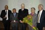 Silvia Torres y Manuel Peimbert (centro), durante la ceremonia de premiación. Los acompañan los también galardonados Joaquín Cruz y Franco Pérez (izquierda) y Armando Higareda, presidente de la Sociedad Astronómica de México (derecha).