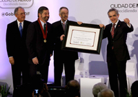 Miguel Ángel Mancera (derecha) al momento de entregar la medalla y el diploma a Juan Ramón de la Fuente. Los acompañan Javier Jiménez Espriú (izquierda) y René Drucker Colín.