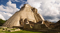 Una sociedad que proviene de una cultura milenaria como la Maya, puede apostarle a la ciencia, la tecnología y la innovación, dijo el gobernador Rolando Zapata Bello. En la imagen la Pirámide del Adivino en Uxmal.
