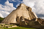 Una sociedad que proviene de una cultura milenaria como la Maya, puede apostarle a la ciencia, la tecnología y la innovación, dijo el gobernador Rolando Zapata Bello. En la imagen la Pirámide del Adivino en Uxmal.