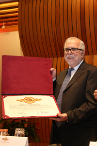 Al concluir su discurso de ingreso a El Colegio Nacional, el historiador Javier Garciadiego recibió su pergamino y el fistol que lo acreditan como miembro de la institución.