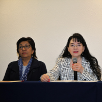 María del Carmen Martínez Reyes, vicerrectora de Docencia de la BUAP (al micrófono), y Margarita Martínez Gómez, presidenta de la Región Centro-Sur de la Academia Mexicana de Ciencias, durante la inauguración de la XXVII ONQ de la AMC.