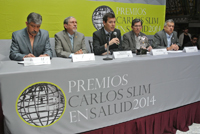 El doctor Lourival Domingos Possani (segundo de izquierda a derecha), investigador emérito del Instituto de Biotecnología de la UNAM y miembro de la Academia Mexicana de Ciencias, durante el anuncio del premio que recibirá mañana.