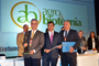 Los doctores Enrique Galindo Fentanes, Carlos Roberto Gutiérrez García y Leobardo Serrano Carreón, al recibir el pasado mes de abril el Premio de la ADIAT.