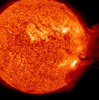Cuando el Sol lanza al espacio energía en forma de ráfagas, emite partículas que ofrecen la información más antigua de nuestra estrella, dijo el doctor José Francisco Valdés Galicia, miembro de la AMC. En la imagen emisión de masa captada en junio de 2011.