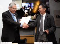 El astrofísico Carlos Frenk Mora recibe del presidente de la Academia Mexicana de Ciencias (AMC), Jaime Urrutia Fucugauchi, el diploma que lo acredita como miembro correspondiente de la AMC.