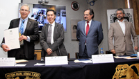 Los doctores Carlos Frenk Mora, nuevo miembro correspondiente de la Academia Mexicana de Ciencias (AMC); Jaime Urrutia, presidente de la AMC; José de Jesús González y Vladimir Ávila, director e investigador del Instituto de Astronomía de la UNAM, respectivamente.